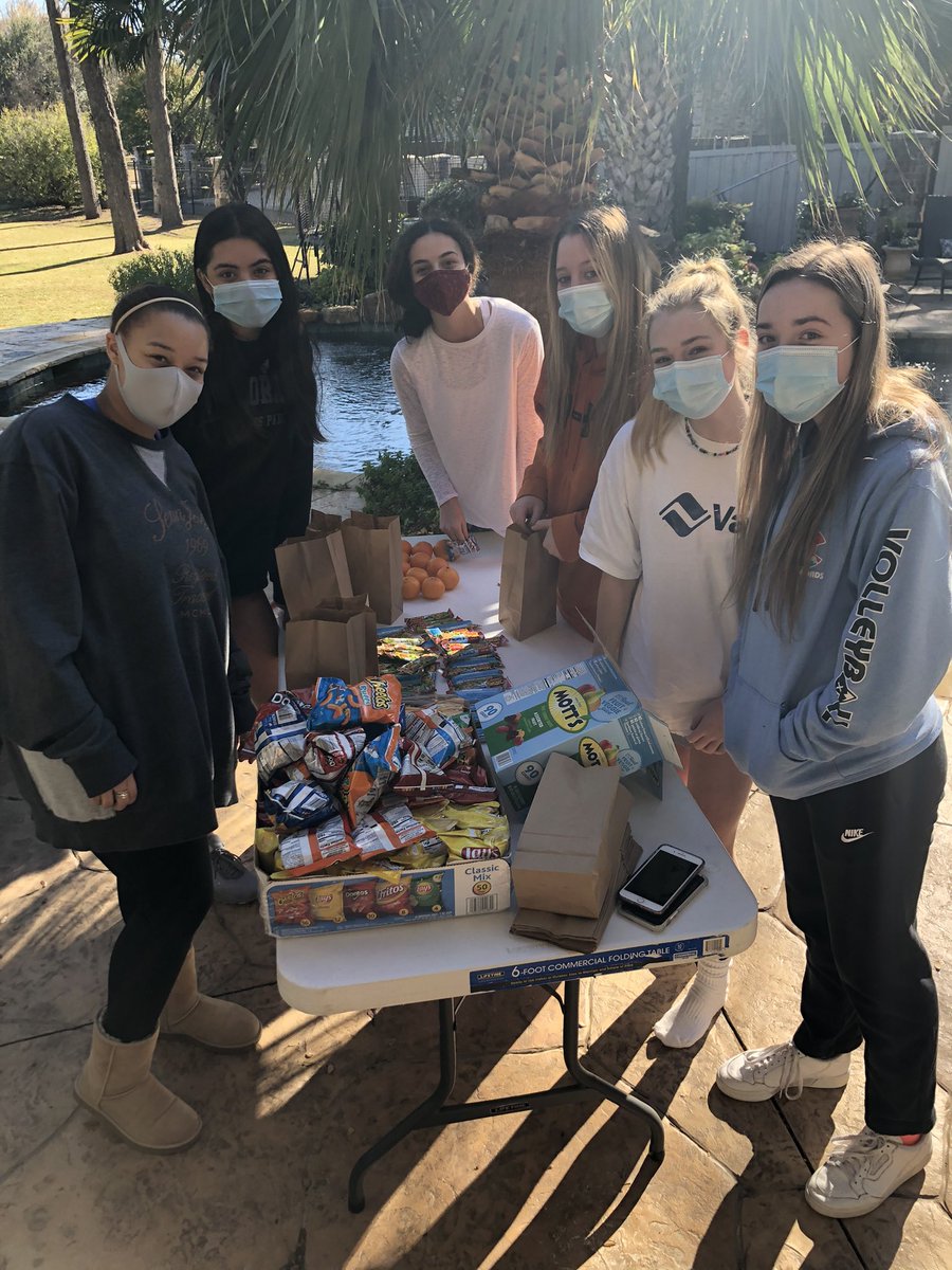 mckinneyhighvb's tweet photo. Your MHS Volleyball team is packing up lunches for Emanuel Labor: Lunches for the Homeless + put together gift bags for Ms. Milligan’s 1st grade class at Finch Elementary! #MISDcharacterreps #MISDliveskind #beintentional @McKISDAth https://t.co/GceERDRBMm