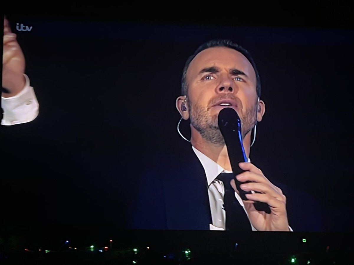 Laurahp95's tweet photo. @GaryBarlow you was INCREDIBLE💖 https://t.co/XM8VC29WTG