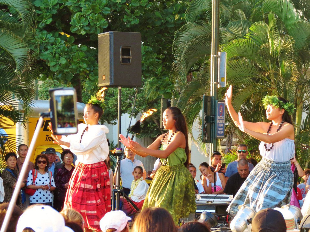 AMuseAway's tweet photo. "We brought chicken nuggets to the beach and set up our beach chairs right in front of the surf. We enjoyed the sounds of Hawaiian music from a hula show happening just behind us as the sun was setting." #travel #Hawaii #Oahu #hula #sunset #Aloha https://t.co/0gRtq2q6sF https://t.co/X06A0XBMbB
