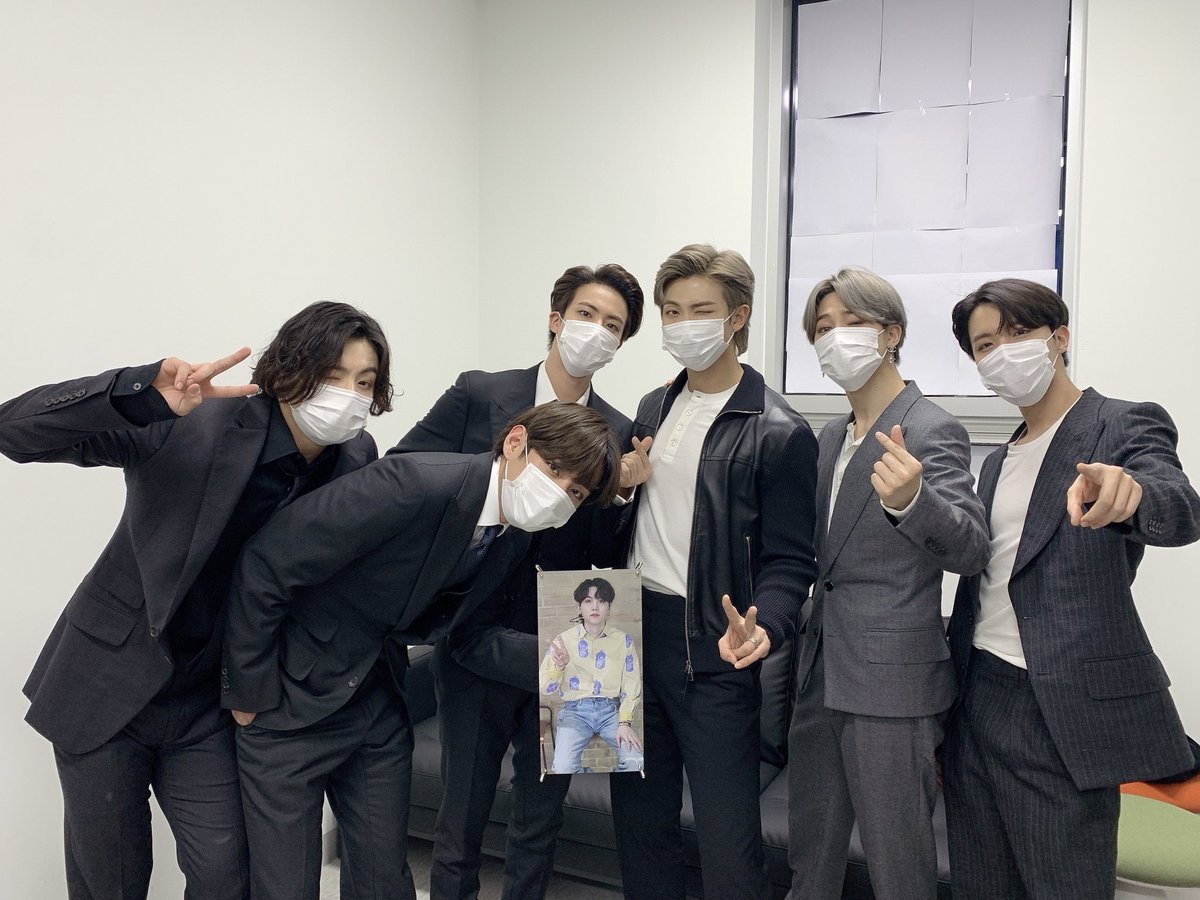 BTSquadInfo's tweet photo. [INFO]📰

¡ARMY que trabajo en el backstage de los MAMA, mencionó como fue su experiencia al conocer a @BTS_twt!

"Hoy donde trabajo vi a BTS en MAMA, también vi a muchas otras celebridades pero el aura de los chicos era la mejor incluso sin mi etiqueta de ARMY [...] https://t.co/6874TSnCe2