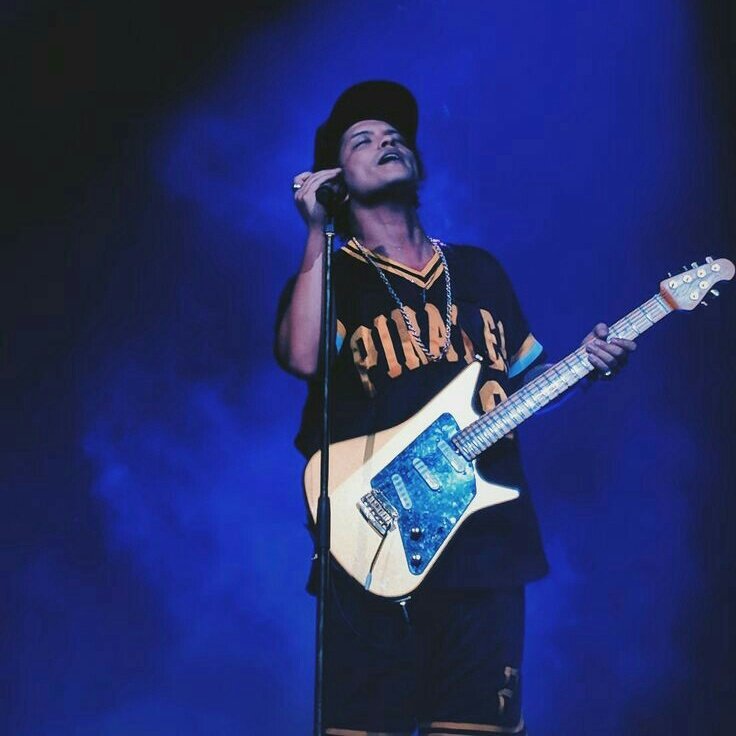 Abraham Mateo as Bruno Mars, a thread;