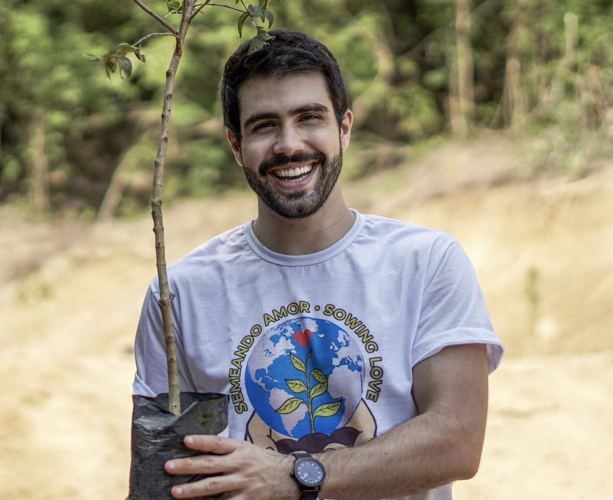 PORTFOLIOBRAZIL's tweet photo. “Fala pessoal, estou muito feliz em fazer parte do projeto #SemeandoAmor uma iniciativa da ONG @soodermariamci que tem como objetivo principal contribuir com a natureza e despertar sentimentos de cuidado e afeto entre as pessoas e o meio ambiente. Conta o Juliano Laham. https://t.co/0uNSFTc0Rm