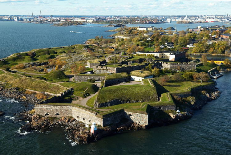 At the same time, the British and French commanders considered the Sveaborg fortress too well-defended to engage.