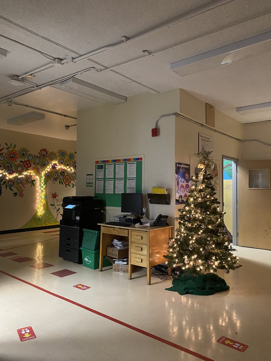 At St-Raphael, we’re really feeling the holiday cheer 🤩🎄✨#HolidayCheer #holidaydecor #merryandbright