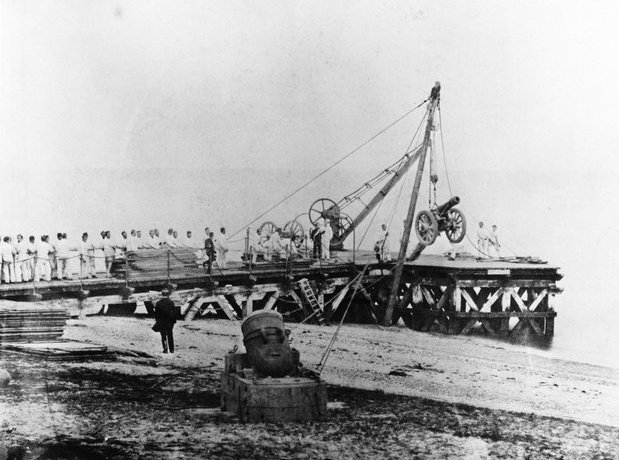 The Allied army moved without problems to the south and the heavy artillery was brought ashore with batteries and connecting trenches built so that by 10 October some batteries were ready and by 17 October