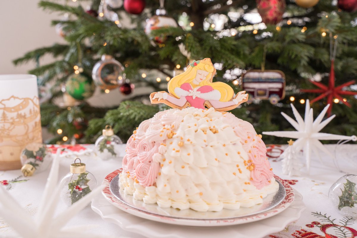Coucou Natsuha クリスマスのプリンセスケーキ ふたりめは眠れる森の美女からオーロラ姫 ドレスは煮詰めたラズベリーピュレ入りの生クリームで絞っています ケーキの構成などはブログに お菓子作り好きな人と繋がりたい クリスマスケーキ