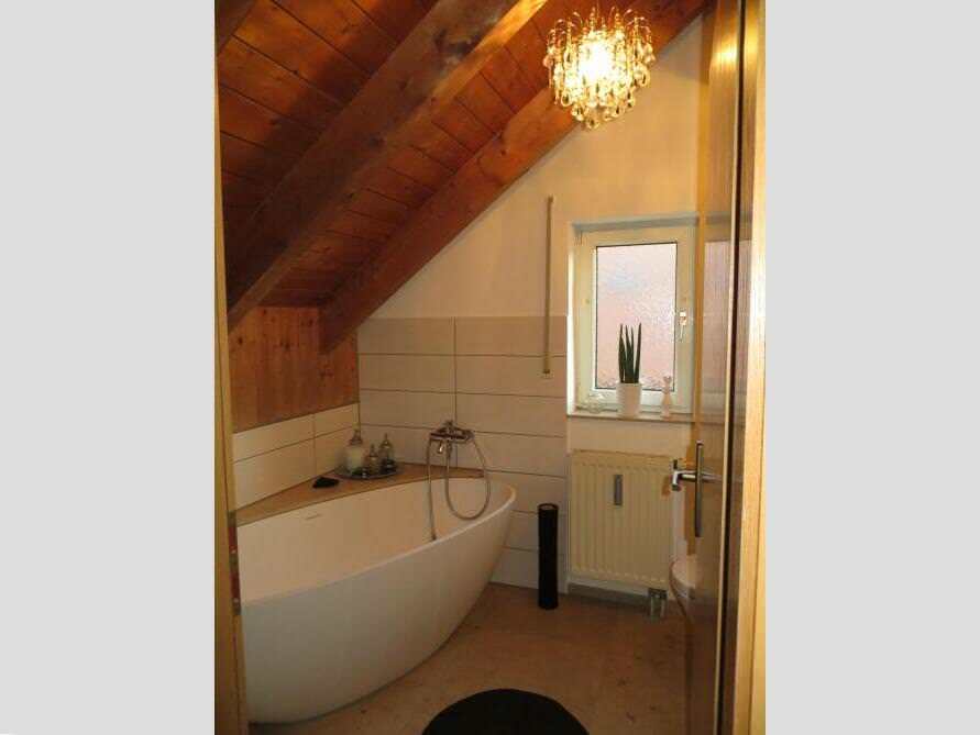 Baedermax's tweet photo. Freistehende Badewanne Piemont Medio https://t.co/polz9Efwrr #badewanne #badezimmer #Bädermax  Mit der eingebauten Holzkonsole wird eine schicke Verbindung zu den rustikalen Dachbalken hergestellt, und das Problem der fehlenden Ablage bei einer freistehende Badewanne ist auf el… https://t.co/23xALU7lhy