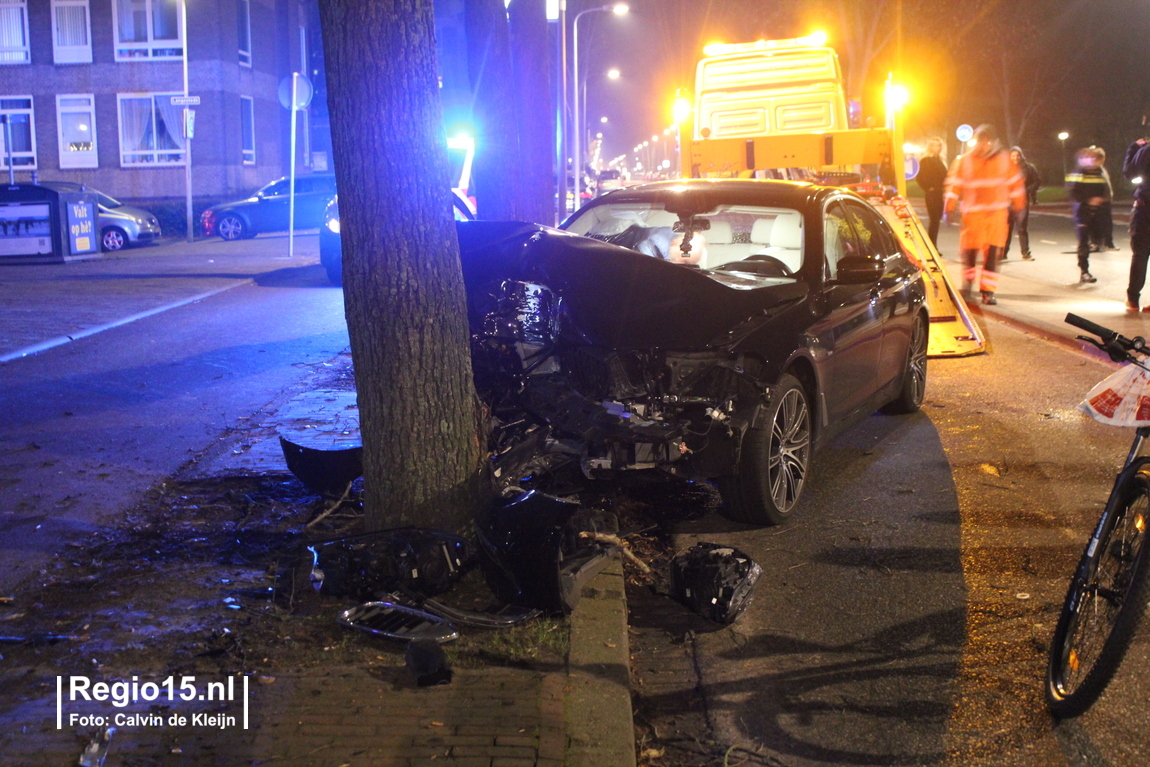 regio15's tweet photo. Auto tegen boom gebotst op de #Hengelolaan met #DeStede in #DenHaag. Inzittende is onderzocht, maar is niet vervoerd. Berger @Vreugdenhil_ heeft de auto afgevoerd. https://t.co/9C1s6AsW7d