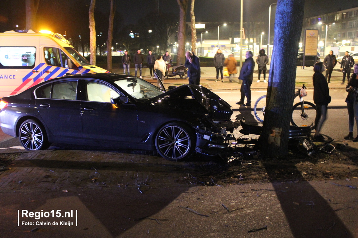 regio15's tweet photo. Auto tegen boom gebotst op de #Hengelolaan met #DeStede in #DenHaag. Inzittende is onderzocht, maar is niet vervoerd. Berger @Vreugdenhil_ heeft de auto afgevoerd. https://t.co/9C1s6AsW7d