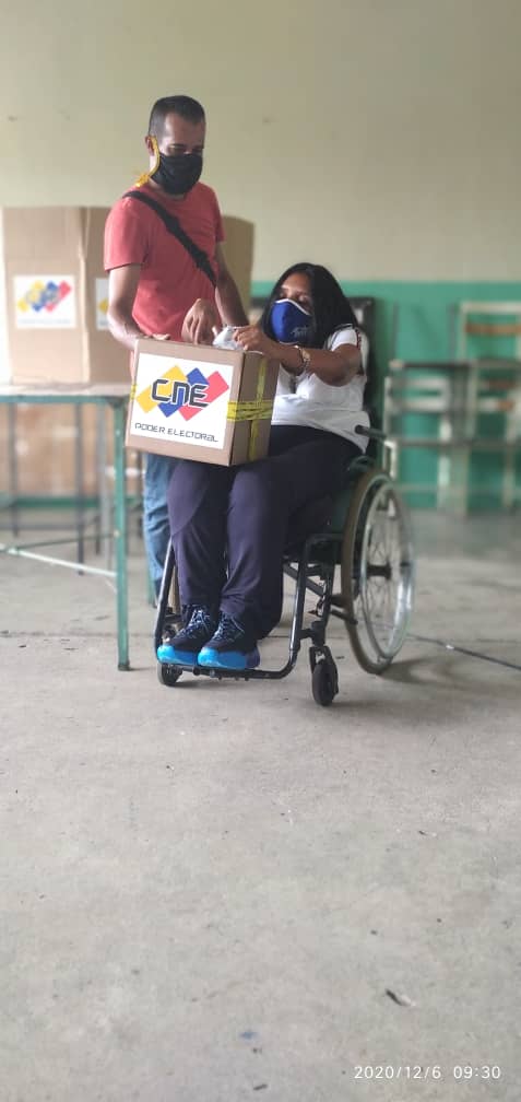 MOSUPDIS1's tweet photo. Vuelve El pueblo, Chávez y Bolívar a la Asamblea Nacional carajooo @NicolasMaduro @dcabellor @sramirez_fp @LaHojillaenTV @MariaGabiANC https://t.co/vuqo1KZrJH