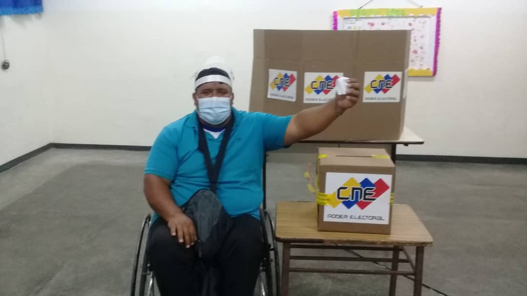 MOSUPDIS1's tweet photo. Vuelve El pueblo, Chávez y Bolívar a la Asamblea Nacional carajooo @NicolasMaduro @dcabellor @sramirez_fp @LaHojillaenTV @MariaGabiANC https://t.co/vuqo1KZrJH