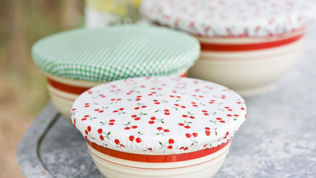 kitchenshortcut's tweet photo. #19 - Shower caps' usefulness isnβt limited to keeping your lovely hair dry. Cover leftovers with a clean cap to prevent air particles from turning food stale. It's easier than always removing and replacing plastic wrap or tin foil
#showercaps #kitchenhacks #cookingtips #bhfyp https://t.co/QJZNANNkAn