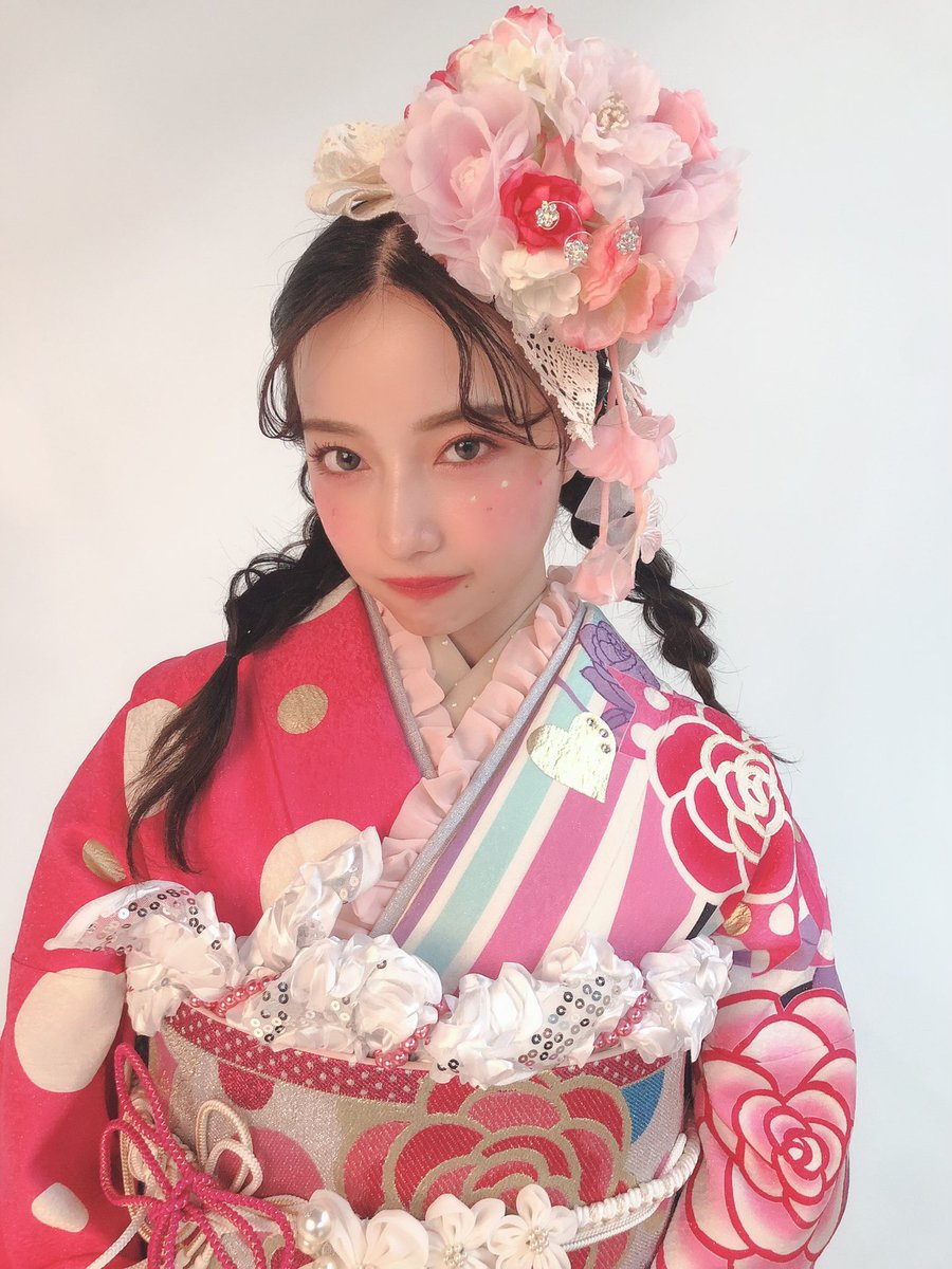 saepiii_0330's tweet photo. 先日、TAKAZENさんの振袖カタログの撮影をしました💗
いろんなテーマの振袖を着て、ずっとトキメいてたなあ...🥰
カタログ沢山載せていただいたので🥺ぜひ！��ットしてね^_^

そして1月4日から放送されるCMにも出演させていただきます😳✨
おたたたたのしみに^ ^
#takazen
#furisodedoll https://t.co/xLflliM0VB