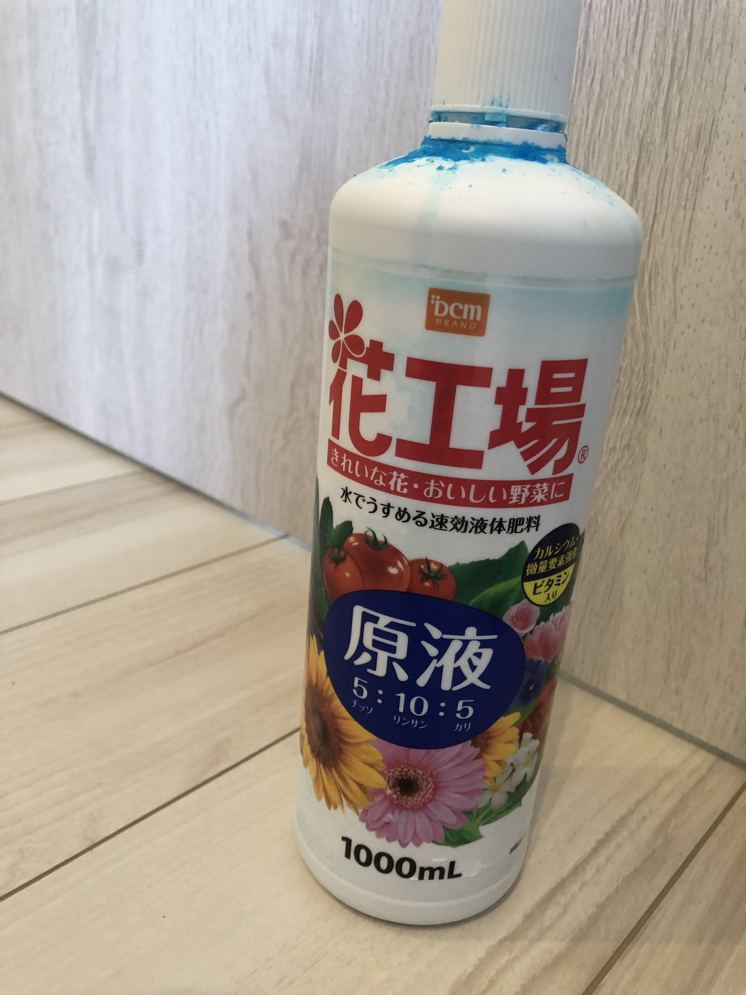 いちご99 Dcmの花工場 中身は住友化学園芸 って言う液肥を使ってます 週1で施肥 カルシウムが入っていてチップバーンの予防になり調子がとても良いです で この液肥 ハイポネックスの丸パクリ商品ってことに今気づきました いちご
