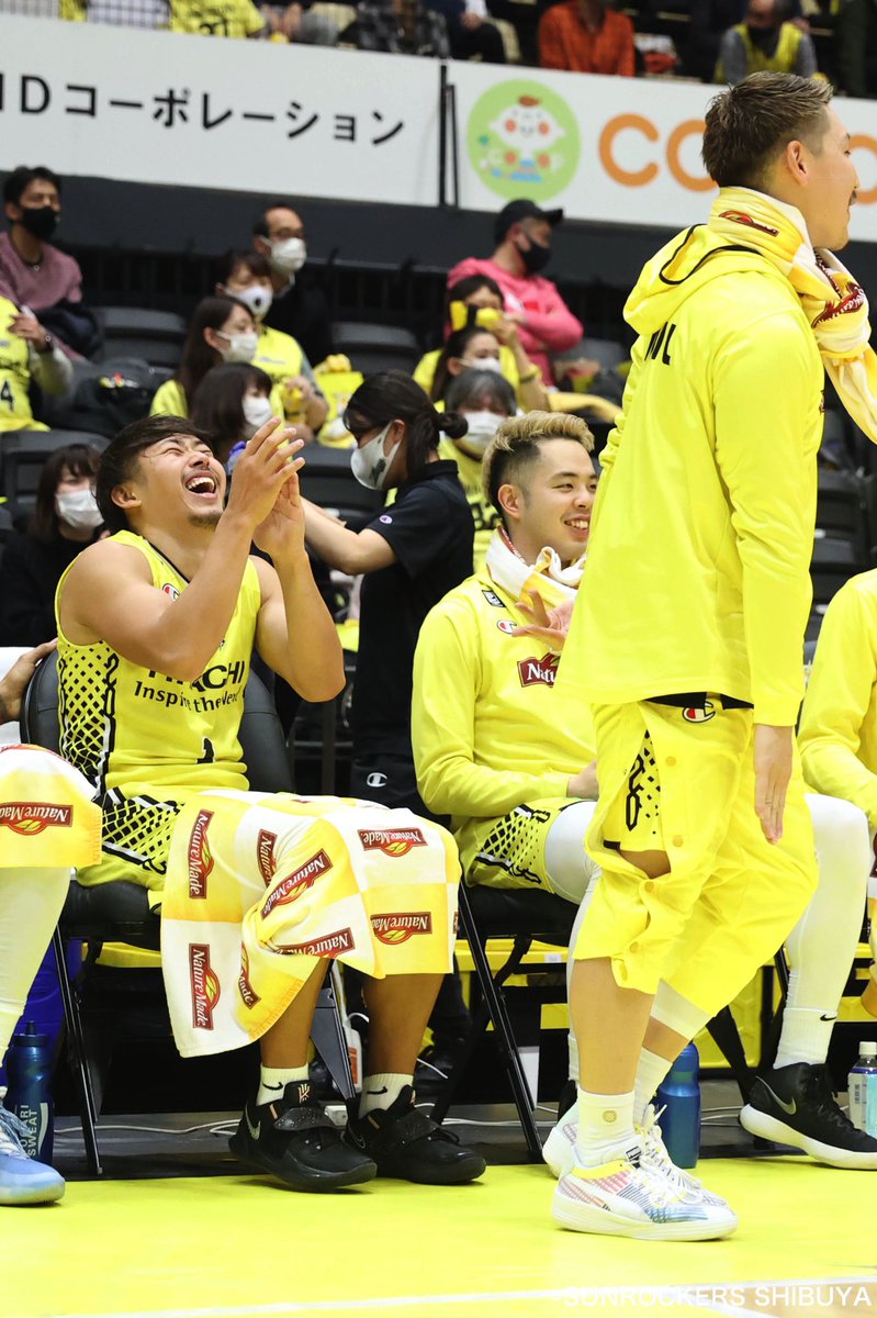 サンロッカーズ渋谷 キックボール判定 チアリーダー並みに足が上がってる に爆笑するこうへいくん サンロッカーズ渋谷 Bリーグ バスケ 結 Fightasone 熱狂に備えろ