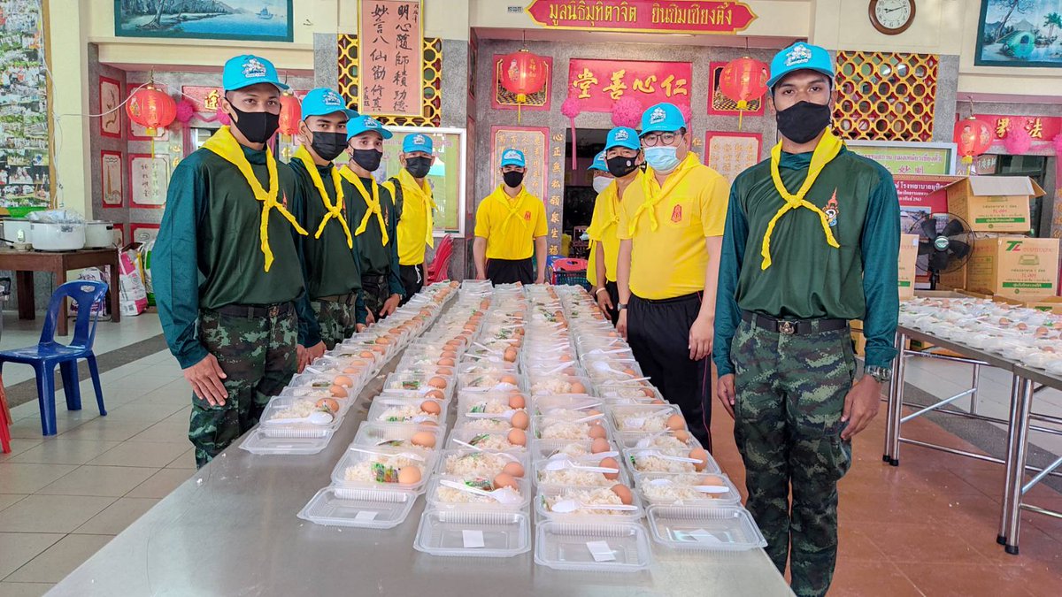 Army4PR's tweet photo. กองทัพภาคที่ 4 โดย มทบ.45 จัดกำลังพลจิตอาสา ร่วมบรรจุอาหารกล่อง เพื่อนำไปแจกจ่ายให้กับประชาชนที่ได้รับความเดือดร้อนจากอุทกภัย ณ มูลนิธิมุทิตาจิต ยินซิมเซียงตึ้ง เทศบาลนครสุราษฎร์ธานี อ.เมือง จ.สุราษฎร์ธานี

#กองทัพภาคที่4
https://t.co/hB8LjhGYL7 https://t.co/qO9FnzLja0