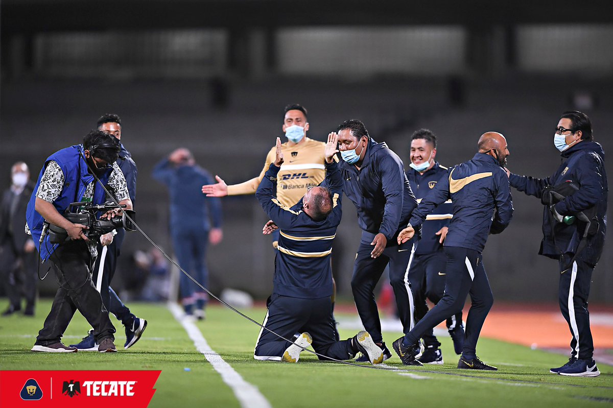 PumasMX's tweet photo. ¿Fotos de la #RemontadaAuriazul? Por supuesto que hay fotos de la #RemontadaAuriazul.

Esta es la Galería @CervezaTecate de nuestro pase a la final.

#SomosFutbol #SoyDePumas https://t.co/HcOeA07P3Y