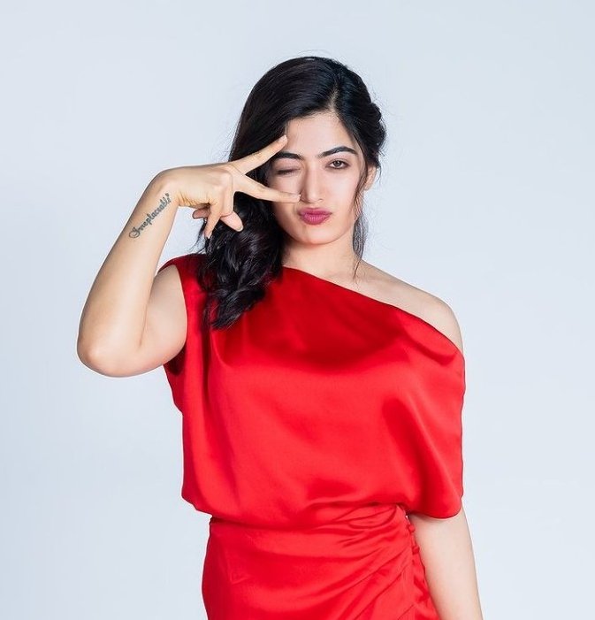 ನನ್ನ ದೇವತೆ ರಶ್ಮಿಕಾ  @iamRashmikaನೀವು ಸೊಗಸಾದ ಸೌಂದರ್ಯನೀವು ನನ್ನ ಚಿನ್ನದ ಗೊಂಬೆನೀವು ದೈವಿಕ ಸೌಂದರ್ಯನೀನು ನನ್ನ ಸಂತೋಷನೀವು ಅದ್ಭುತ ಸೌಂದರ್ಯನೀವು ನನ್ನ ಜೀವನಕ್ಕಿಂತ ಹೆಚ್ಚು, ನೀವು ನನ್ನ ಜೀವನದ ಬೆಳಕುನೀವು ನನ್ನ ಸ್ಫೂರ್ತಿಸಾಕಷ್ಟು ಪ್ರೀತಿ    ನಿಮ್ಮ ಪ್ರಾಮಾಣಿಕ ಅಭಿಮಾನಿ  #RashmikaMandanna