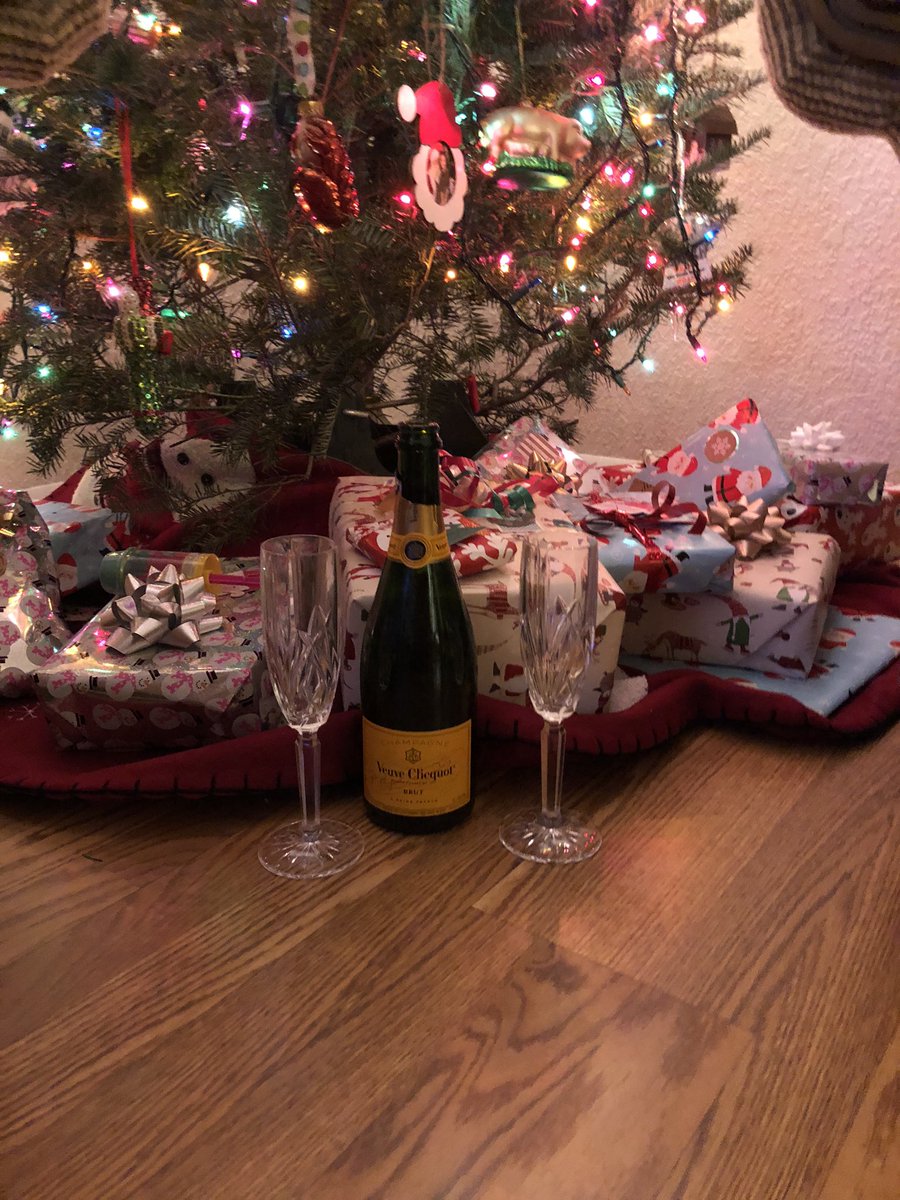 mrdonkerdonk's tweet photo. Time to be jolly 🎄💕🍾#VeuveClicquot #champane #Christmas #SundayFunday #decorations #TreeLighting https://t.co/aWb91wcAom