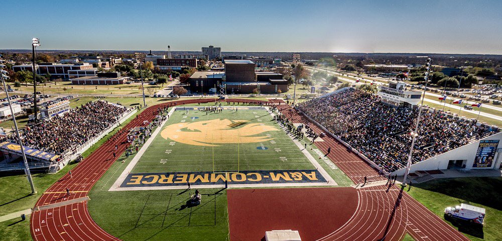 peytonellis71's tweet photo. I am proud to announce that I am committed to play football at Texas A&amp;M Commerce! Thank you to my family, teammates, and coaches who have helped me get to where I am!! #AGTG #GoLions @AnaeCoach @CoachBailiffFB @RiebockBilly https://t.co/sOC5IeYEYS