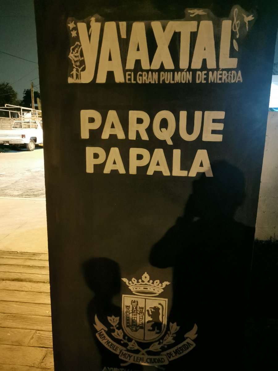 Buenas noches sr <a href="/RenanBarrera/">Renán Barrera</a> aquí es este parque hace semanas no hay luz, hoy sali a la esquina de la casa, sigue igual, no me siento confiado, seguimos iguales, que onda? <a href="/MauVila/">Mauricio Vila</a>