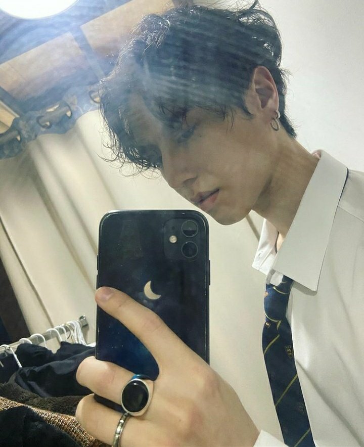 This year  @real_Kimyugyeom made 101 post on his Instagram page (yu_gyeom) gaining an average of 641k per post and a total of 67.3M likes in 2020.  @GOT7Official His 4 most liked post which all gained 900k+ to 1.1M+ likes were:t