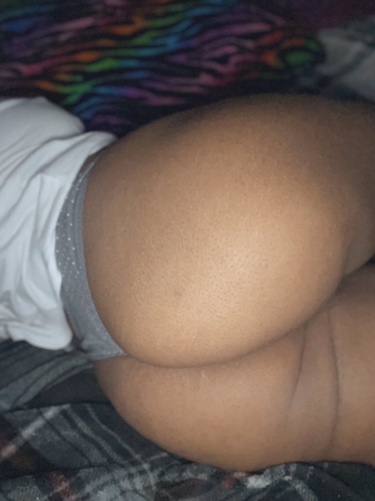 Moneyessence100's tweet photo. just bored &amp; horny 😩 doing facetime calls tonight dm to book 😏 #bookme #decemberdeals #horny https://t.co/xYFc9XII6A