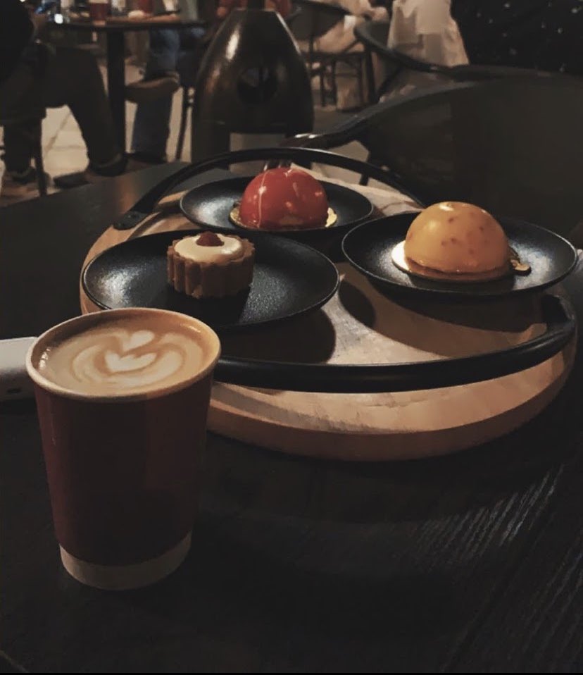 Riyadh_Caffe's tweet photo. المجد للكافيهات اللي تفتح 24 ساعة 😍⏰
قرمز كافيه- قهوة مختصة 
@kermes_sa 
يستقبلكم طوال اليوم☕️
موقعهم: الياسمين، طريق أبو بكر.
المقهى دورين وعندهم جلسات داخلية وخارجية بمدفأة 🤩
أسعارهم بطلة 👌🏻
الكوفي جداً رااايق ومريح للنفس♥️
من المقاهي اللي ازورها مرتين وثلاثه وعشره بعد ♥️☕️ https://t.co/59ruBO4IHf