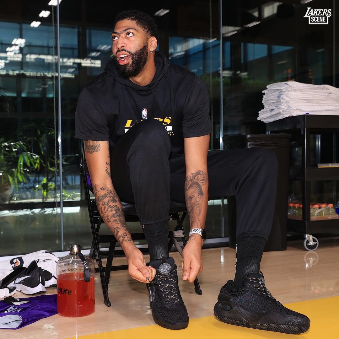 nike cosmic unity triple black