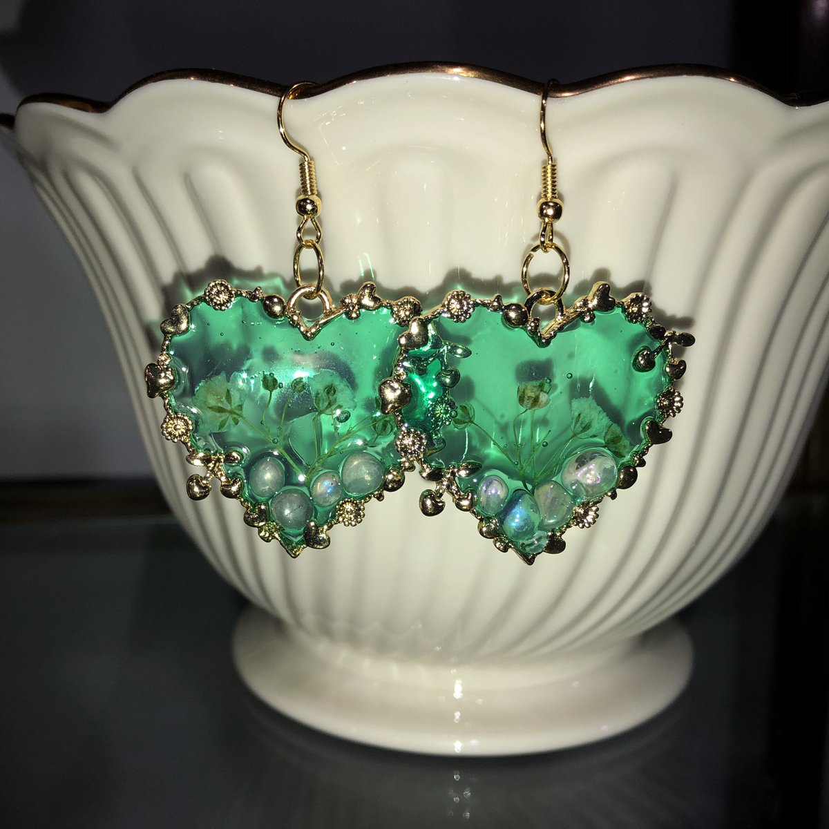 medusasgemss's tweet photo. poseidon’s grove earrings 🐚
these are literally so beautiful and reflective i can’t stop staring at them 

containing white flowers, aqua undertone and moonstone 🕊
$25
pls rt this!! it always helps me so much! https://t.co/nv8HNRiq21