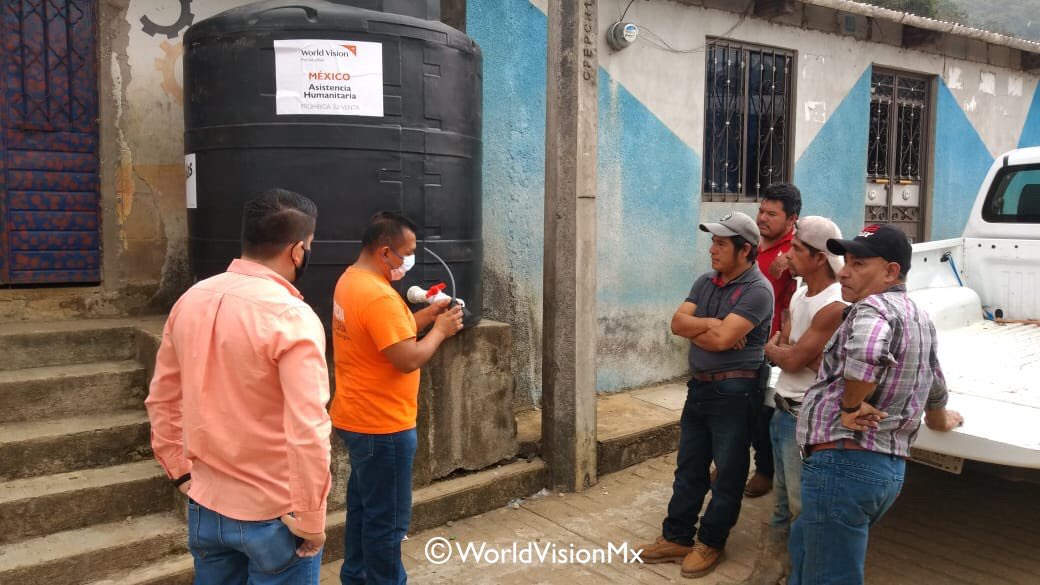 WorldVisionMx's tweet photo. Instalamos uno de los ocho puntos de purificación de agua en el municipio de Ocotepec en #Chiapas, afectado por el #HuracanEta y el frente frío no.11🌀❄️
Más de 4 mil habitantes ahora tienen garantizada agua de calidad para su consumo. 💧
#RespuestaWV #Porlosniños https://t.co/aW4oNTxPLK