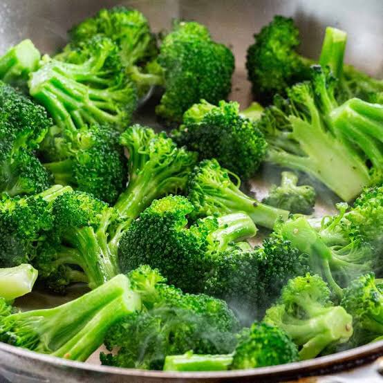 ——Broccoli - 34 cals per 100 gramsWant a plate/dish to be more filling? Slap this bitch on it! Don't hesistate for even a moment! Not too big on broccolis myself but planning to change it, these vegetables have insanely low calories for their large volume!