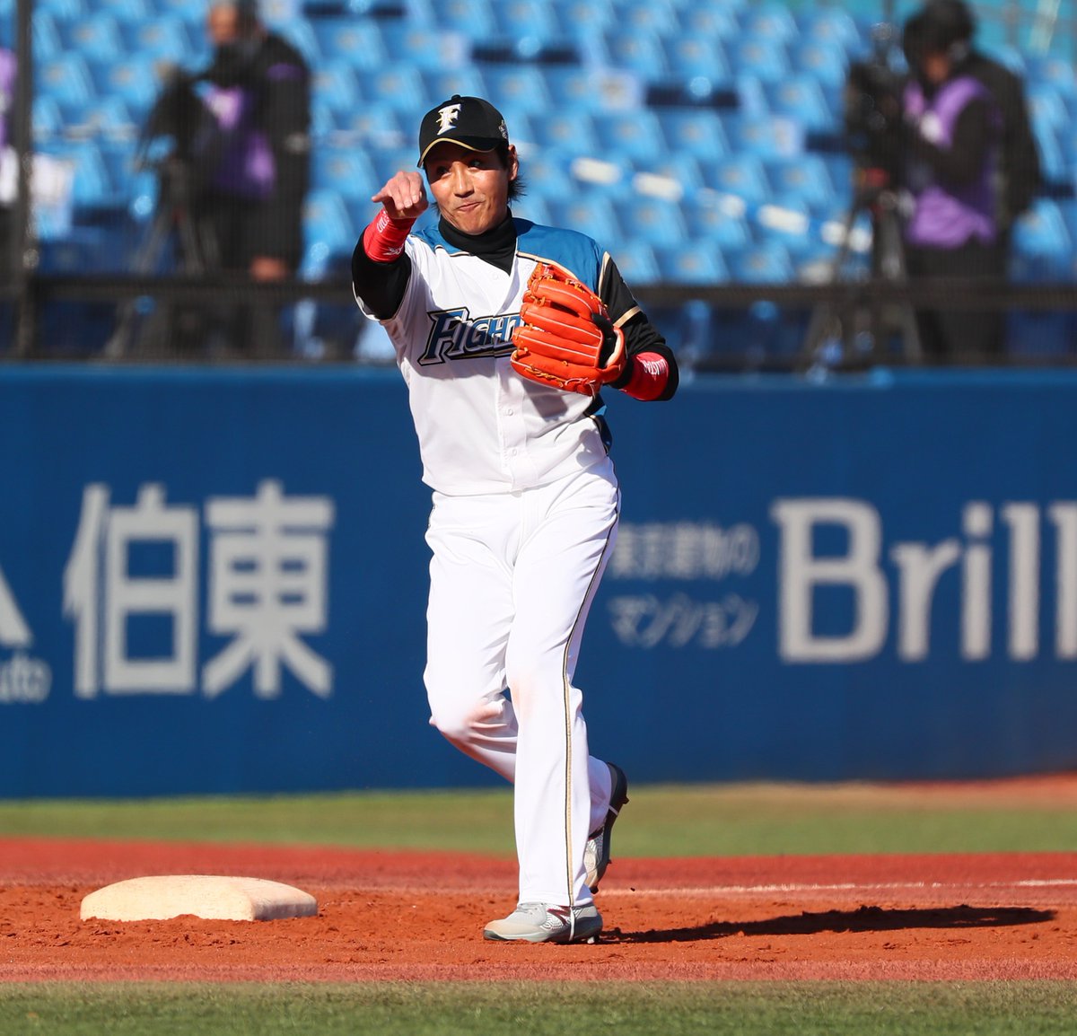 日刊スポーツ野球取材基地 トライアウト 元日本ハム新庄剛志外野手はシートノックで三塁の守備に就いた 一塁への送球では現役時代をほうふつとさせる強肩を披露 打撃では広島平岡敬人投手 阪神高野圭佑投手 日本ハム吉田侑樹投手 ヤクルト日隈 日刊スポーツ野球取材基地 トライアウト 元日本ハム新庄剛志外野手はシートノックで三塁の守備に就いた 一塁への送球では現役時代をほうふつとさせる強肩を披露 打撃では広島平岡敬人投手 阪神高野圭佑投手 日本ハム吉田侑樹投手 ヤクルト日隈