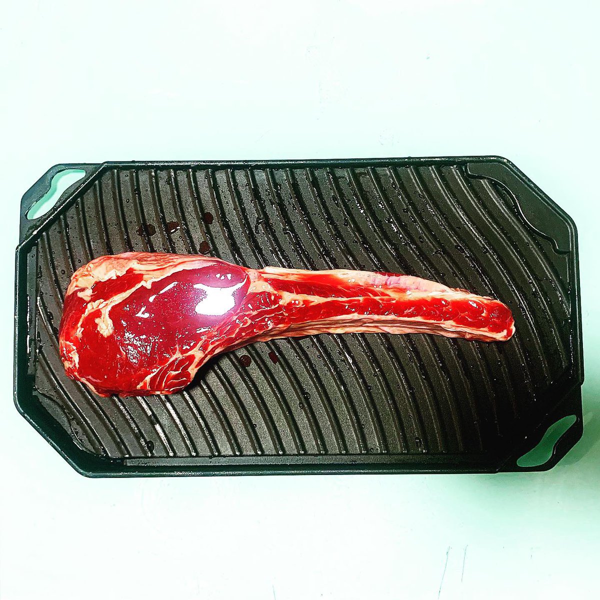 cdtrnews's tweet photo. #LaCocinaDeCris (Abro hilo)

#MiPrimer #Tomahawk 🍖 🥩 

1. Al retirarlo del empaque, no botar el jugo (agua - sangre 🩸) como tampoco retirar los gordos ¡Eso le da sabor!
2. Sazonarlo el día anterior https://t.co/Y5jQkBlDR2