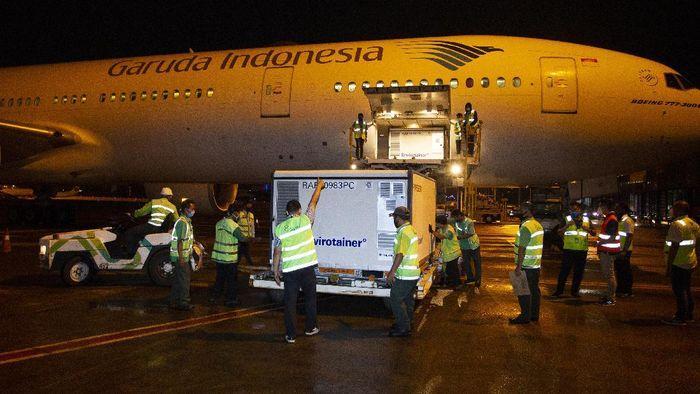 detikHealth's tweet photo. Vaksin COVID-19 Sinovac tiba di Indonesia lewat Bandara Soekarno-Hatta. Sebanyak 1,2 juta vaksin itu diangkut PT Garuda Indonesia Tbk, Boeing 777-300ER. https://t.co/irZ0azLkXY https://t.co/Y8rJTkY6YN