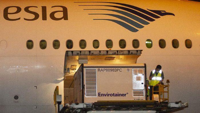 detikHealth's tweet photo. Vaksin COVID-19 Sinovac tiba di Indonesia lewat Bandara Soekarno-Hatta. Sebanyak 1,2 juta vaksin itu diangkut PT Garuda Indonesia Tbk, Boeing 777-300ER. https://t.co/irZ0azLkXY https://t.co/Y8rJTkY6YN