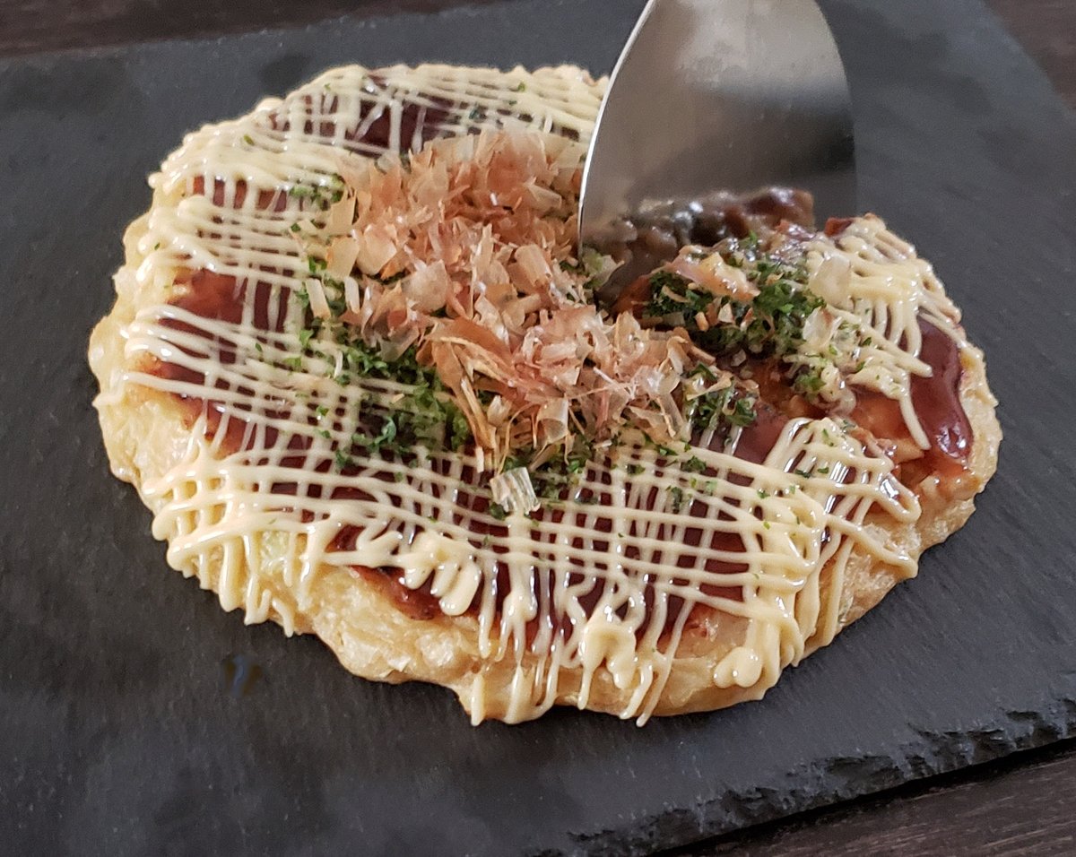 【商品紹介】
今週オススメする商品は「冷凍お好み焼き（豚玉）」です！！

産直や国産にこだわり、産直の豚バラ・たまご、国産野菜で作った冷凍お好み焼きです。お好み焼き粉には添加物、化学調味料などを使わず国産小麦にやま芋やホタテエキス、さばけずり節などを入れふっくらおいしい仕上がりに😇