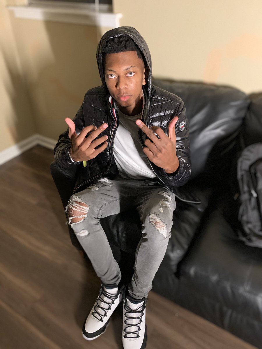 LiBoyd_1's tweet photo. I Started Off Small I Bought a 28 ⛽️ .. Nie Da Plug Dunk Da Pack on Me Like He Doctor Jay🤾🏾♂️💰🏚🎥🥶
#BIGWRAPPERWAY
#TheseAreProps 🤷🏽♂️
#LLDENNIS https://t.co/KXCTsidj5m