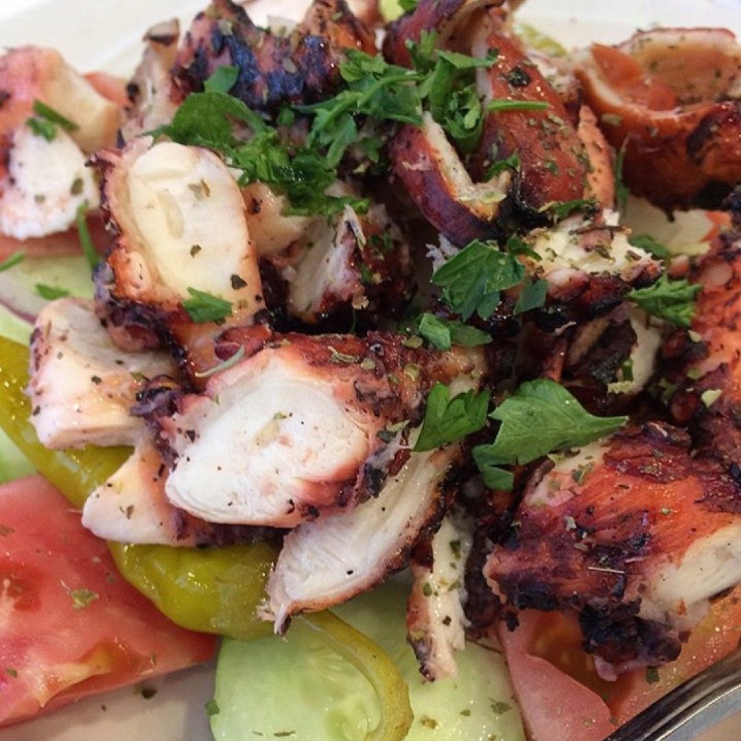 panamaresto's tweet photo. Cette salade de poulpe grillée est prête à être emportée! 🐙

Qui veut une bouchée? 😋

Commandez À EMPORTER en nous appelant à nos trois succursales ou à partir de l’application Uber Eats 🚘📲

#MTL #MTLFoodie #GreekFood https://t.co/9AxRTT7OO7