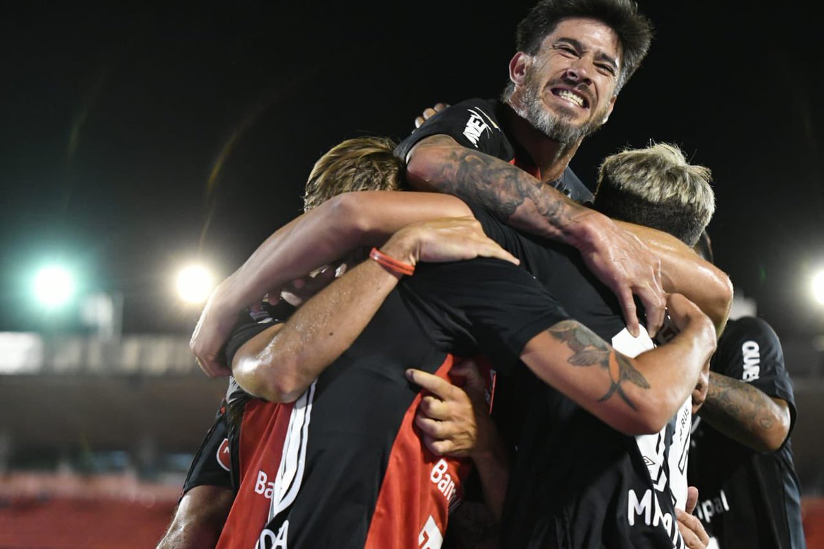 Newells's tweet photo. ¡GANOOO #NEWELLS! 🔴⚫️

Con dos goles de Tucu Palacios y uno del Gato Formica, la Lepra superó 3-1 a Lanús en el Coloso.

¡Vamos la Lepra! 💪🏼 https://t.co/MBevo0LTTU