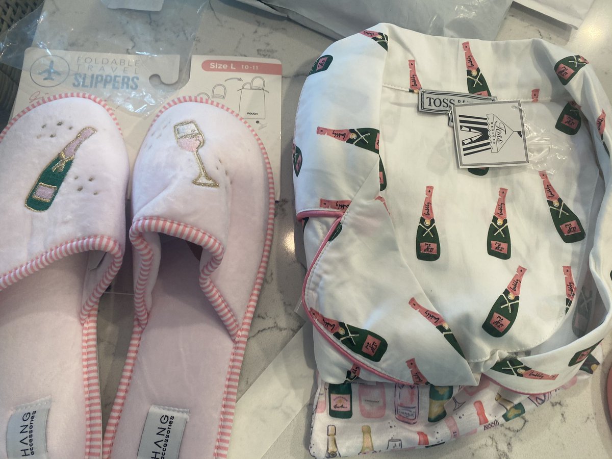 Elaineyoltay's tweet photo. Blessed to have such thoughtful friends ❤️ thank you Laurie and Beth ❤️ https://t.co/5QmOQQ8h25