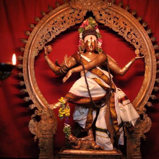 2. Ananda/ Sada Tandava: performed for protecting his disciples. In Chidambaram Mandir, Shiva is represented in this pose with 4 hands holding drum, fire, the right hand in the Abhaya Hasta, the left hand with the Danda Hasta bestowing boons. @RatanSharda55  @VikasSaraswat