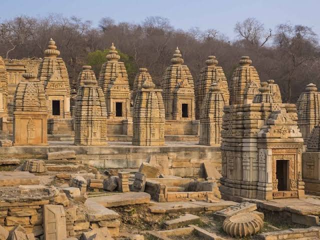 True_Shrotriya's tweet photo. Bateshwar was biggest jigsaw!
ASI के सामने ये चुनौती थी कि कौन सा पत्थर कहाँ लगेगा कौन सा मंदिर किस देवता का है?
जैसे मंदिर के सामने गणदेवता का स्थान rectangular था तो वो शिव होंगे क्योंकि नंदी रेक्टैंग्युलर बेस पे होते हैं . बेस स्क्वेर होने पर (गरुण ध्वज)यह विष्णु मंदिर होता. https://t.co/OauJBrMGwa