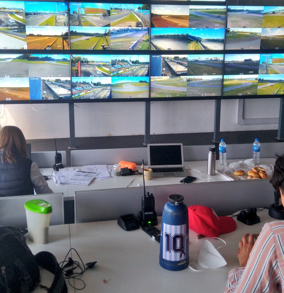 En el Race Control del autódromo, donde sólo hay fierreros y se respira automovilismo también homenajean al diez. #MaradonaEterno