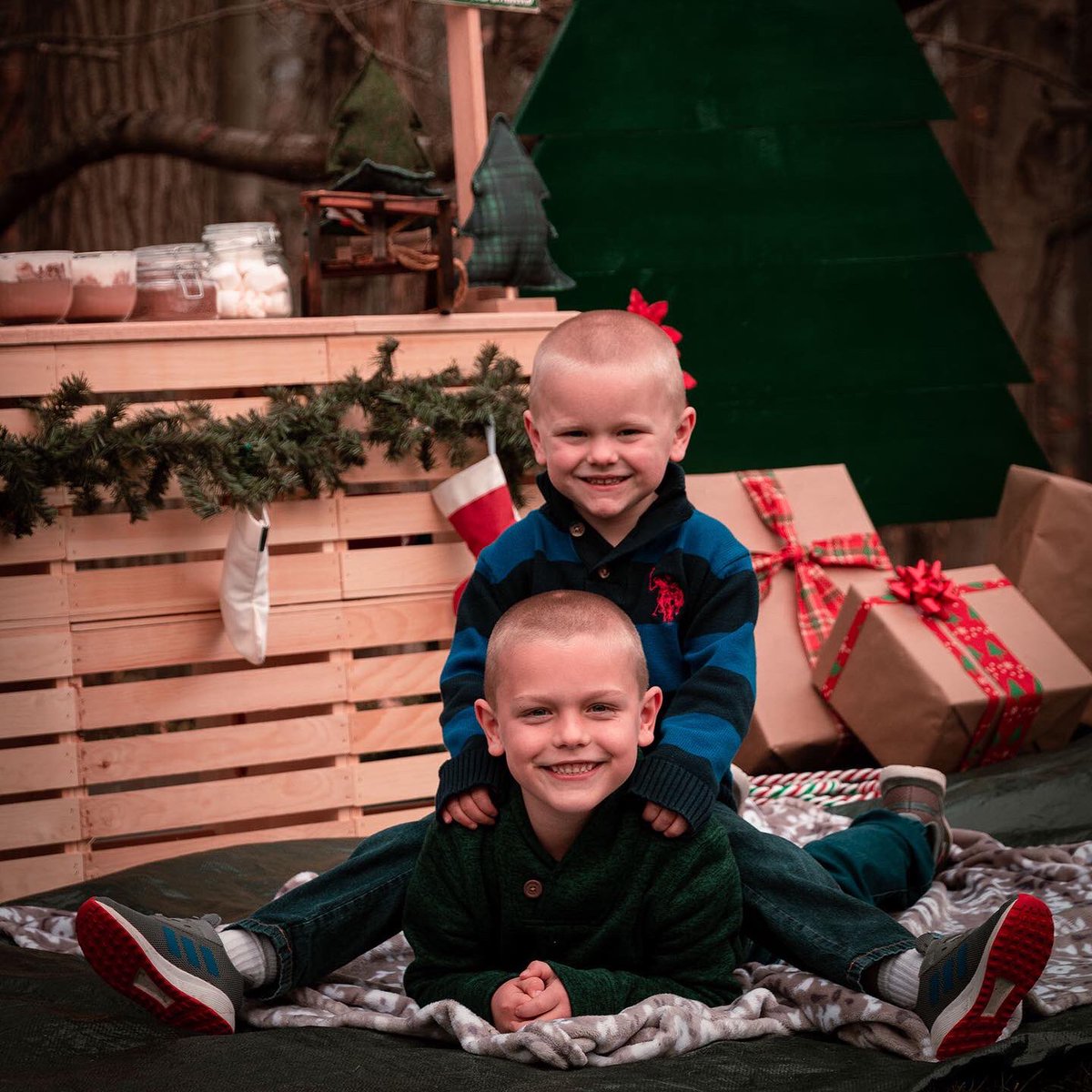 jessicagriffen's tweet photo. Christmas Family Pictures 2020 #cardworthy #myboys #growingtoofast #minisession https://t.co/wCcghHgDfT
