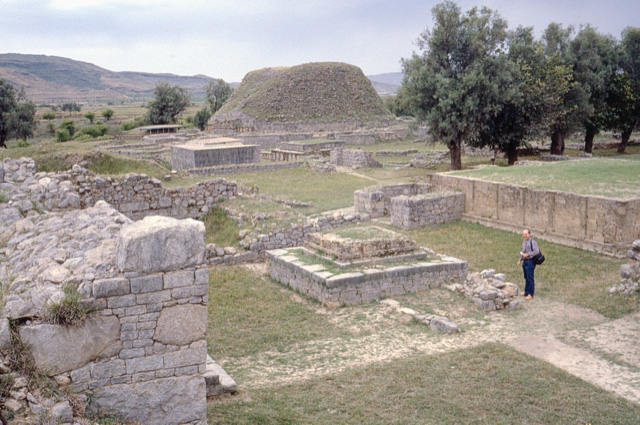 Should have thought to process and include this photo of Taxila yesterday. This will give some idea of the scale of the ruins although this is just one section. Guessing they have exposed and restored that mound too by now.  #Pakistan