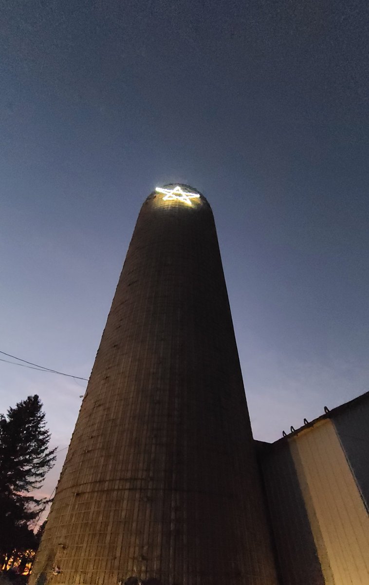 CarmenBillick's tweet photo. Star is in place on the old silo 🎄♥️ https://t.co/uyhoGlzRFV