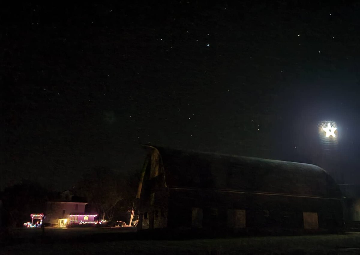 CarmenBillick's tweet photo. Star is in place on the old silo 🎄♥️ https://t.co/uyhoGlzRFV