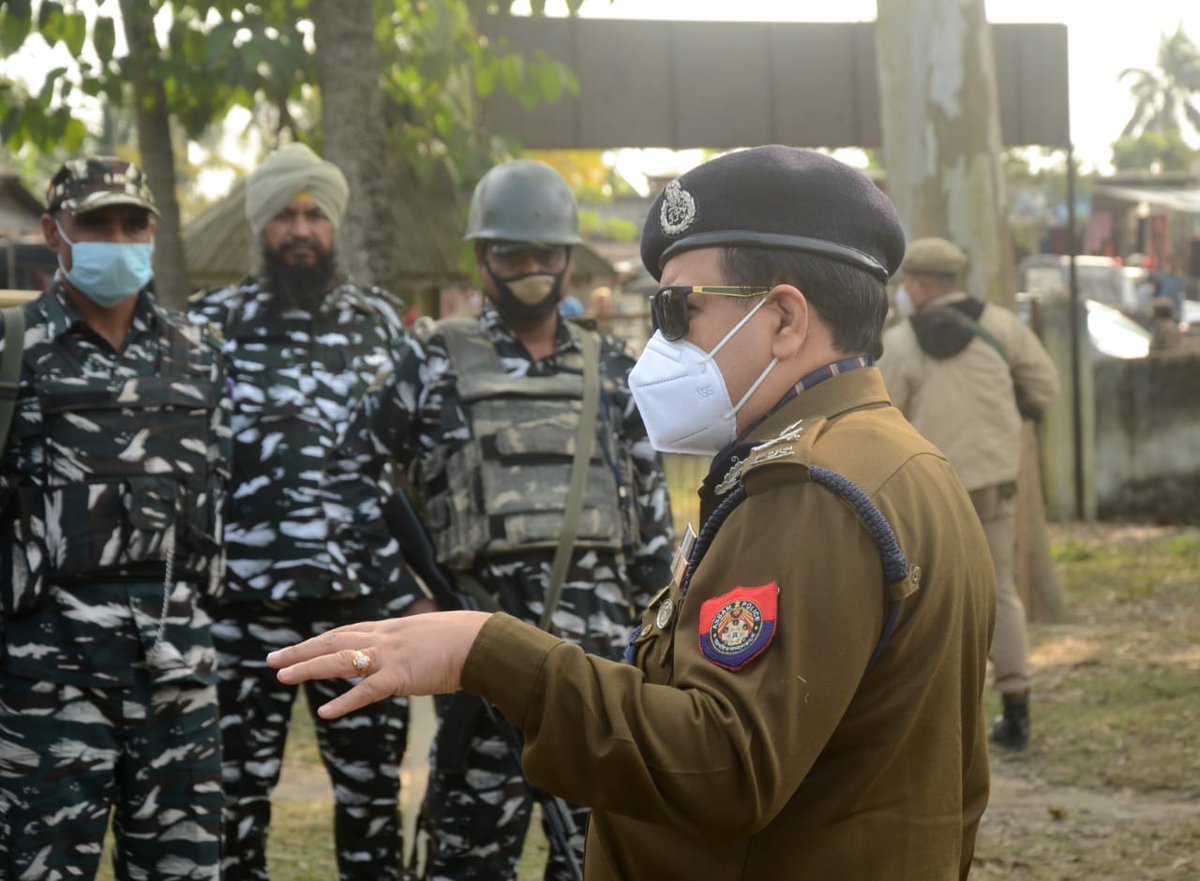 DGPAssamPolice's tweet photo. আজিৰ পৰা হ'ব লগীয়া BTC নিৰ্বাচন যাতে সুকলমে হৈ যায়, তাৰ বাবে #AssamPolice সম্পূৰ্ণভাবে সাজু।
Ground situations ৰ বুজ ল'বলৈ যোৱাকালি ওদালগুৰি আৰু বাক্সা জিলাৰ কেইবাখনো আৰক্ষী থানা লৈ গৈছিলো।
#BTCELECTION #CMOASSAM #BTC2020 @assampolice @CMOfficeAssam https://t.co/aYGWW88aaM