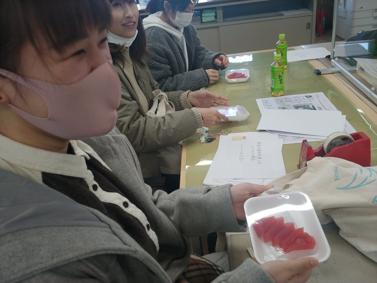 kumagakuhospi's tweet photo. 本日、波積ゼミで田崎市場のウオマンイケマさんで、プレゼンを行いました。通販サイト｢クマモトショップドットコム｣で売りたい商品企画です。女子大生が推すおうちごはんというコンセプトで、魚をテーマに、インスタ映え、手軽でという様々なプランを発表してくれました。最後にマグロを頂きました。 https://t.co/MSdXpkYdQO